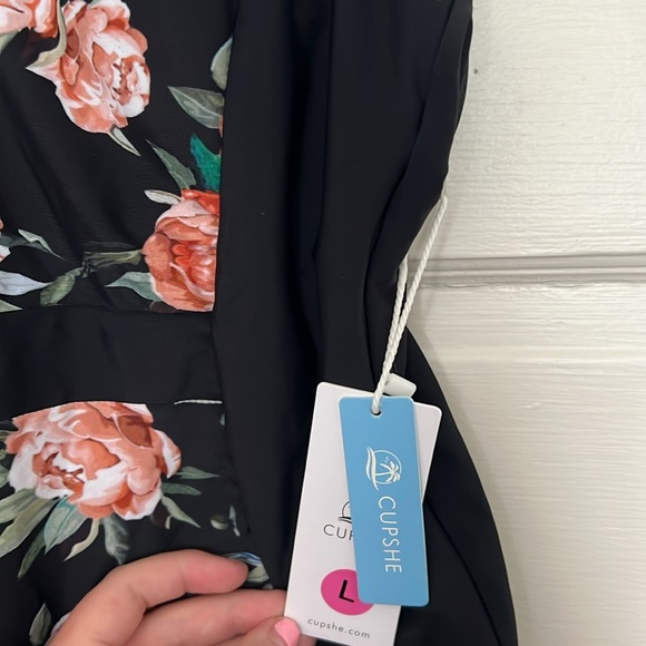 Cupshe one piece padded bathingsuit black with flowers. Never worn. Size large. - Picture 4 of 6